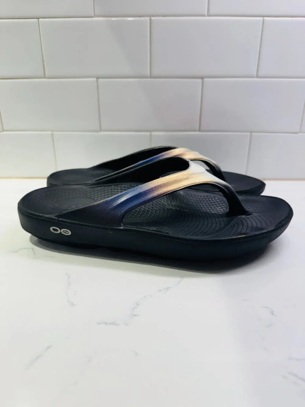 Oofos Recovery Thong Sandals Flip Flops Womens 9 EU39 Black Iridescent Strap